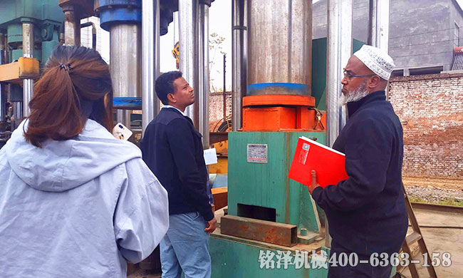 耐火材料壓磚機(jī)